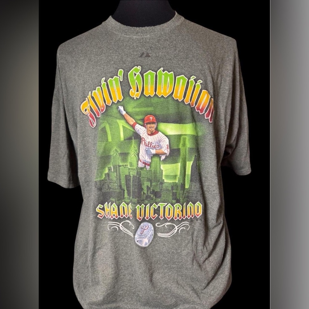 Shane Victorino “Flyin’ Hawaiian” Phillies Graphic Tee – Size 2XL